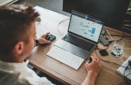 Développeur travaillant sur la création d’un logiciel protégé par les droits d’auteur informatique en Belgique